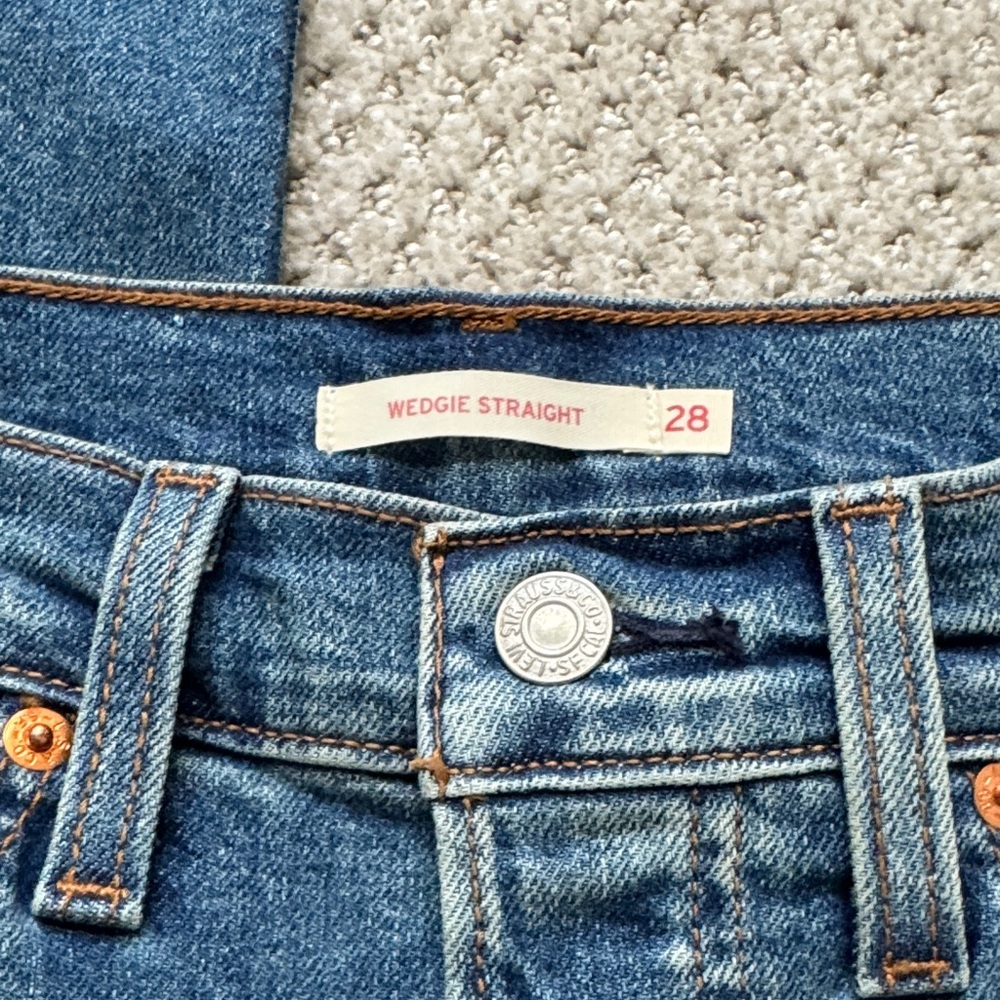 Levi's - Wedgie Straight- NWOT- Size 28 - Picture 3 of 7